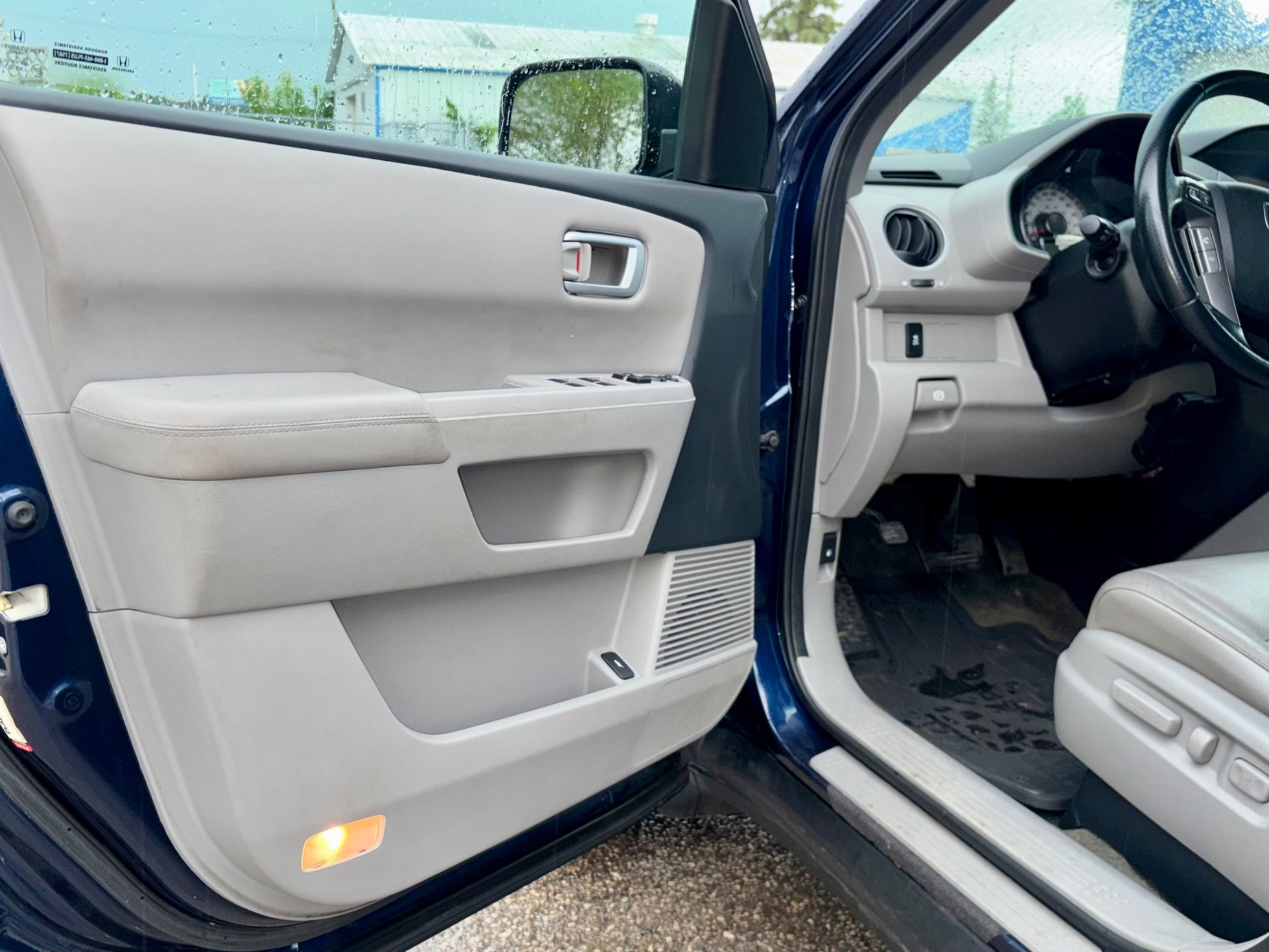 2015 HONDA PILOT EX-L  AWD | Rear Entertainment | One Owner | No Accidents | 2 Sets of Tires — photo 9