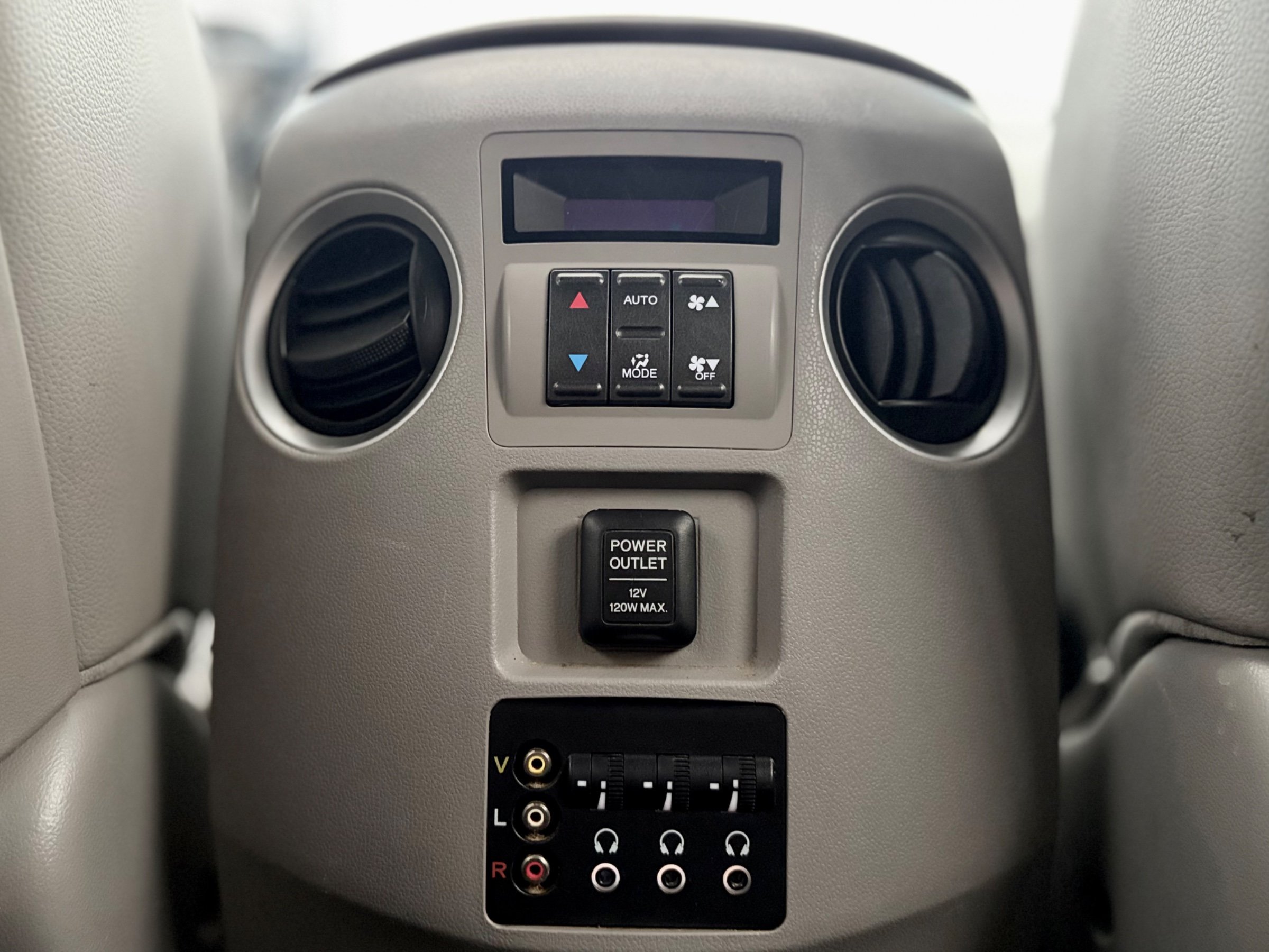 2015 HONDA PILOT EX-L  AWD | Rear Entertainment | One Owner | No Accidents | 2 Sets of Tires — photo 19