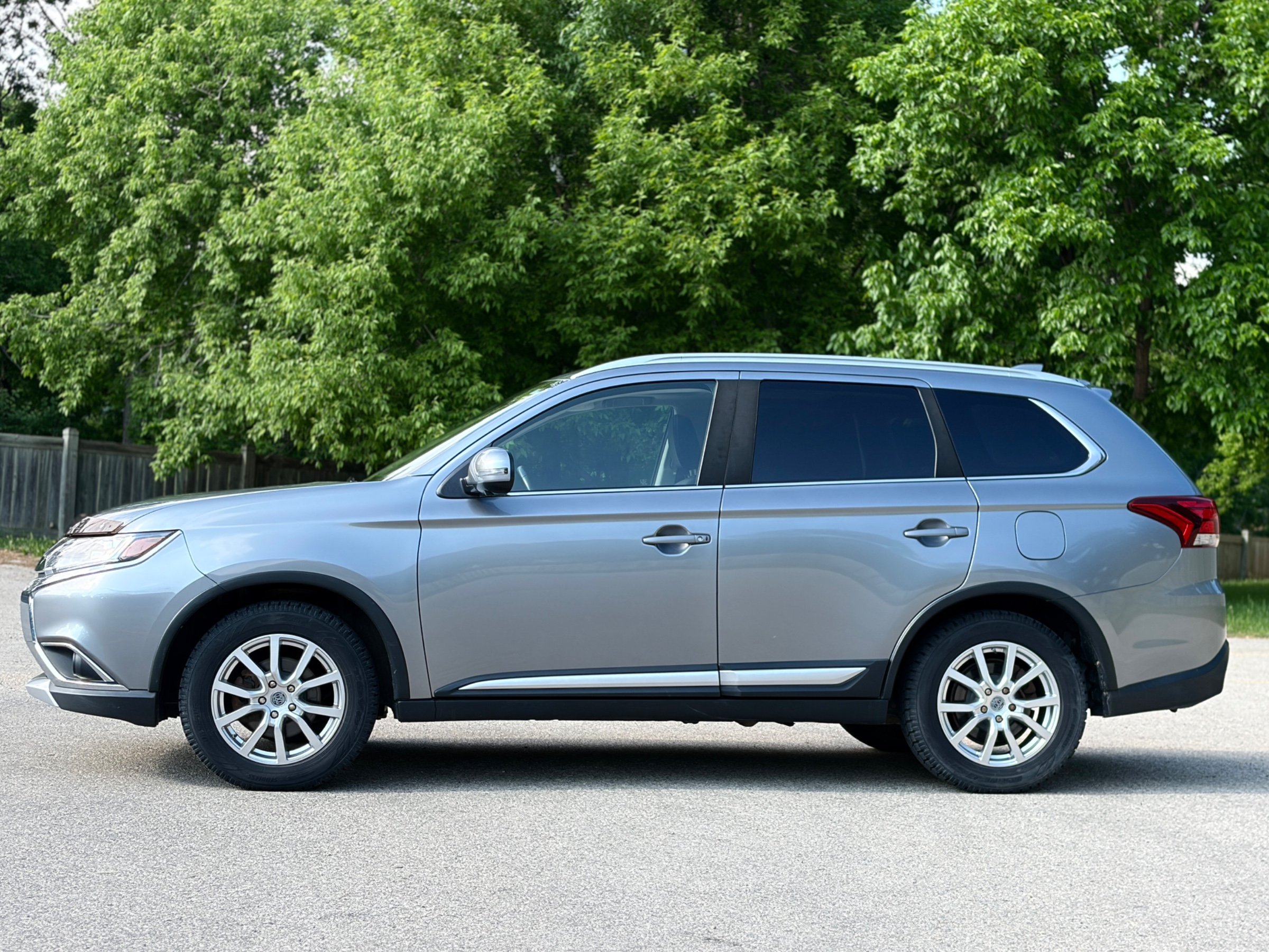 2018 MITSUBISHI OUTLANDER SEL | 7 SEATS | ONE-OWNER | WELL SERVICED — photo 2